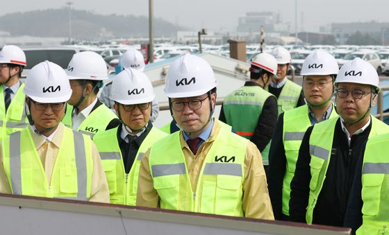 평택항 방문해 자동차 수출입물류 현장 점검하는 여한구