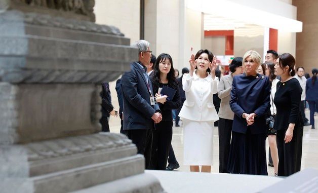 십층석탑 관람하는 김혜경 여사와 브리지트 여사