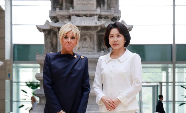 기념촬영하는 김혜경 여사와 브리지트 여사