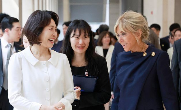 미소 짓는 김혜경 여사와 브리지트 여사