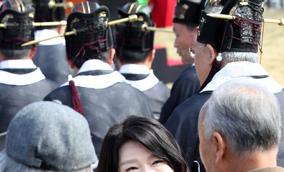 대구시민과 인사 나누는 이진숙