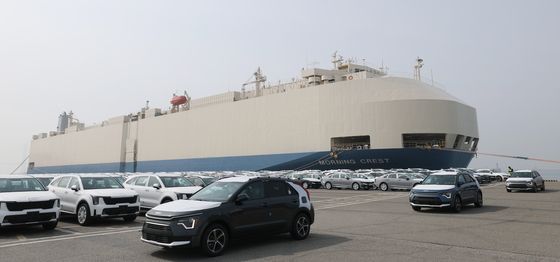 선적되는 수출용 자동차