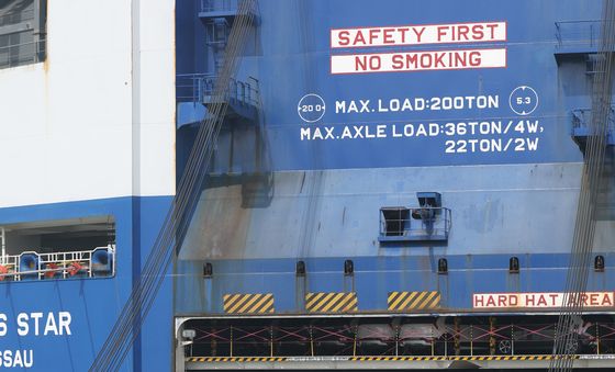 선적되는 수출용 자동차