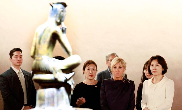 반가사유상 관람하는 김혜경 여사와 브리지트 여사