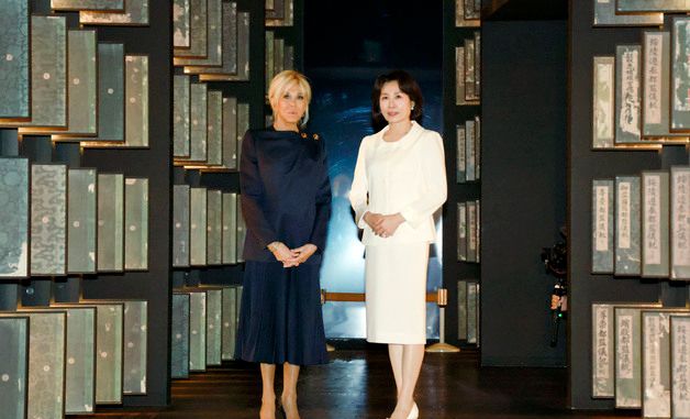 의궤실서 기념촬영하는 김혜경 여사와 브리지트 여사