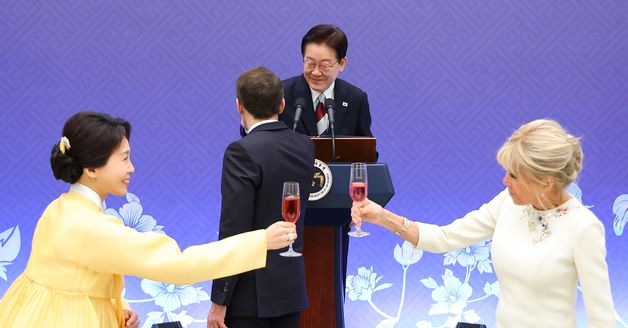 국빈 오찬 건배하는 한·프랑스 정상 내외