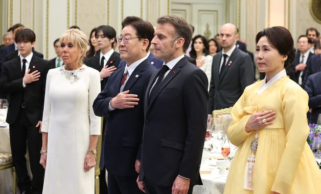 국빈 오찬 국민의례하는 이재명 대통령과 김혜경 여사