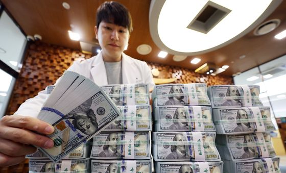 중동전쟁發 환율 불안에…3월 외환보유액 두달 만에 39.7억 달러 감소