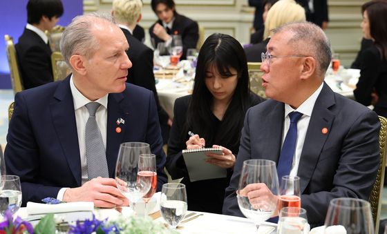 대화하는 정의선 회장과 프랑수와 자코브 대표이사