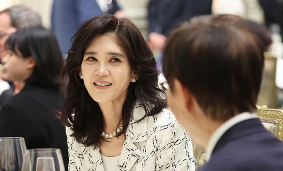 대화하는 이부진 대표와 이광형 총장