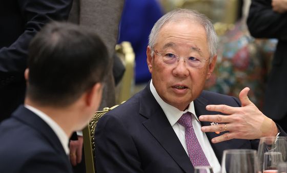 대화하는 류진 회장과 한병도 원내대표