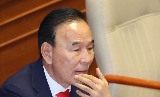 생각 잠긴 박덕흠