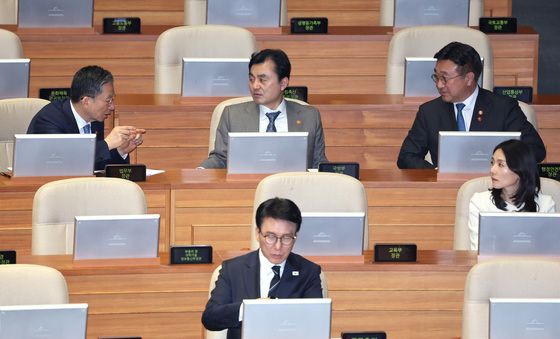 대화하는 국무위원들