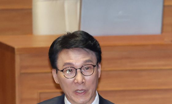 의원 질의 답변하는 김민석 총리