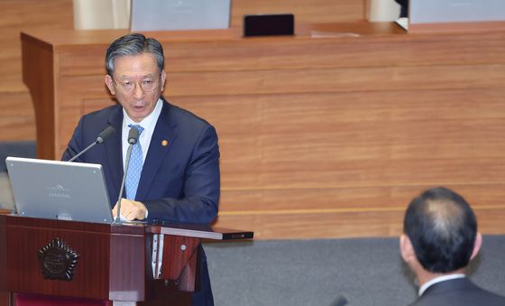 답변하는 정성호 법무장관