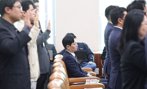 증인선서 거부하는 박상용 검사