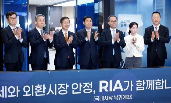 국내시장 복귀계좌 출시 기념하는 구윤철 부총리