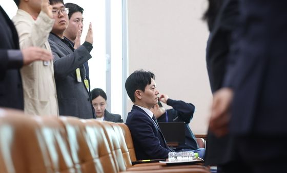 증인선서 거부하는 박상용 검사