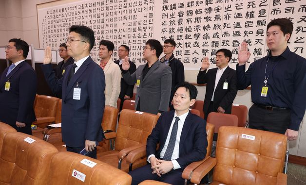 증인선서 거부하고 자리 앉은 박상용 검사