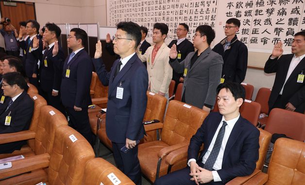 '증인선서 거부' 자리에 앉은 박상용 검사