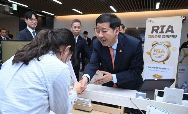 직원과 악수하는 구윤철 부총리