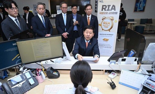 국내시장 복귀계좌 설명듣는 구윤철 부총리