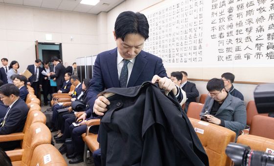 옷 벗는 박상용 검사