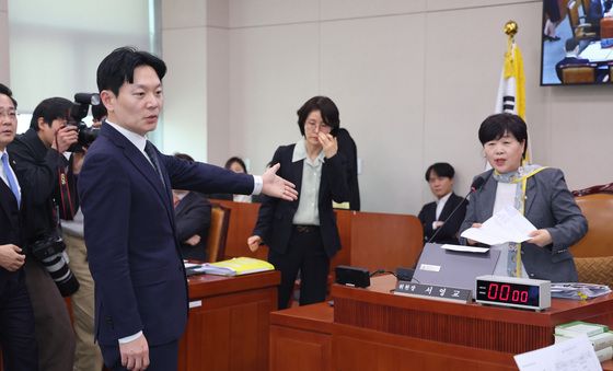 언쟁 벌이는 박상용 검사