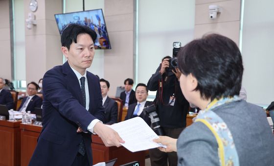 증인 선서 거부 사유서 제출하는 박상용