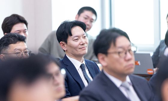 정치검찰 조작기소 국조특위 출석해 미소 짓는 박상용 검사