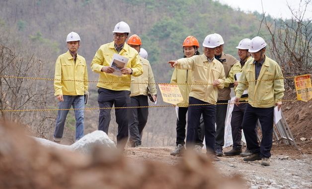 산불피해지 현장 점검하는 박은식 산림청장