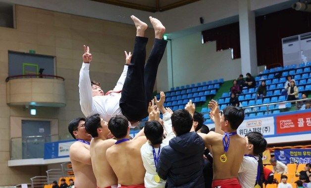 '제80회 전국씨름선수권대회' 우승 세레머니하는 농인중 선수들