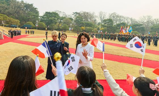 어린이 환영단과 인사하는 김혜경 여사와 브리지트 여사