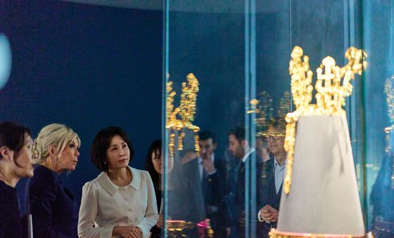 신라금관 관람하는 김혜경 여사와 브리지트 여사