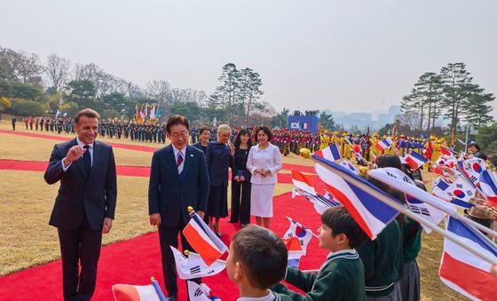 어린이 환영단과 인사하는 한·프랑스 정상 부부