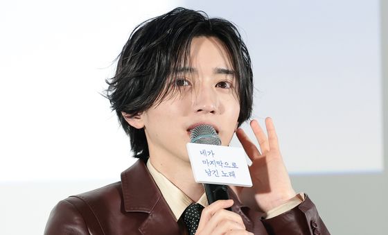 취재진 질문에 답하는 미치에다 슌스케