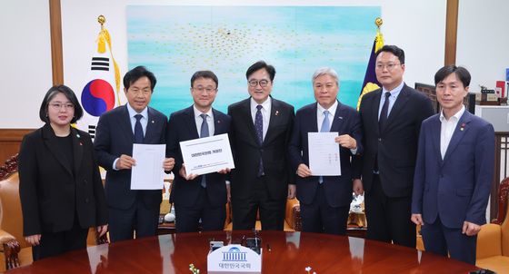 헌법 개정안 들고 제정당 원내대표 만나는 우원식