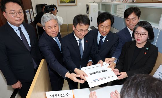 개헌안 제출하는 6개 정당