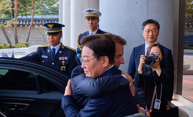 포옹하는 한·프랑스 정상