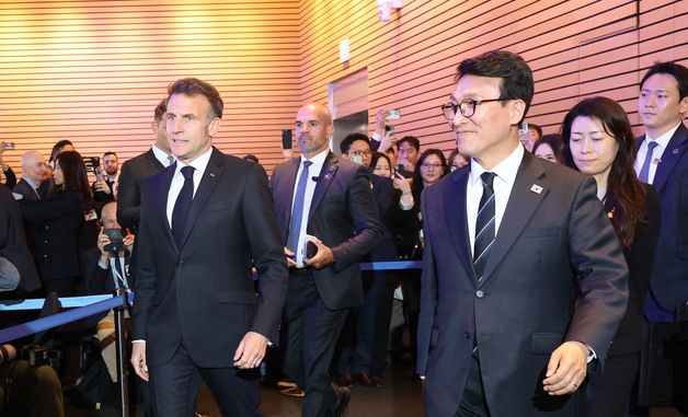 프랑스 대통령과 함께 입장하는 김민석 총리