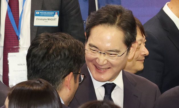 대화 나누는 이재용 회장