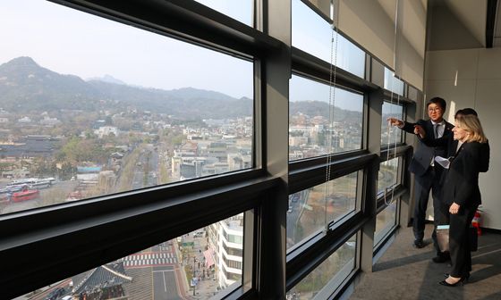 프랑스 문화부 장관과 대화 나누는 최휘영 장관