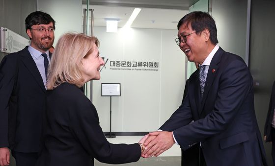 프랑스 문화부 장관과 악수하는 최휘영 장관