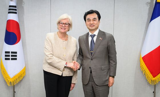 악수 나누는 한-프랑스 국방부 장관