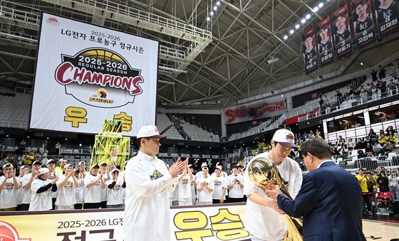 정규리그 우승 트로피 받는 허일영