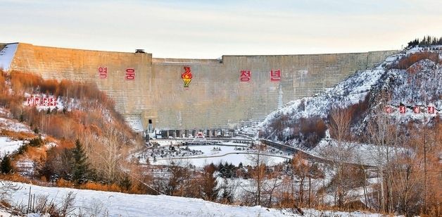 北, 청년 건설 성과 두고 '위훈 창조물' 부각