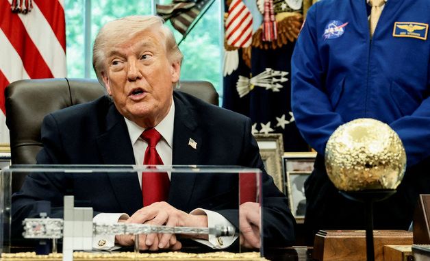 [포토] 아르테미스 우주비행사들과 만난 트럼프