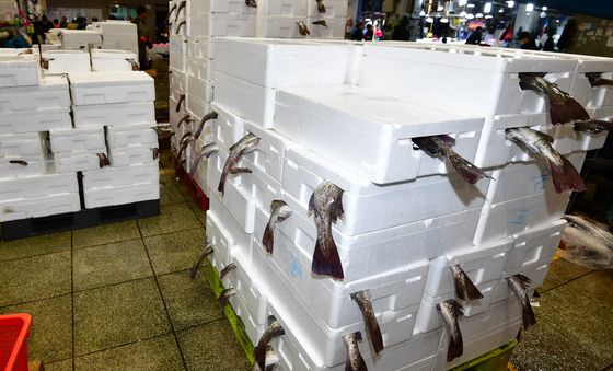 아직도 겨울인가 '겨울 생선 대구가 한가득'