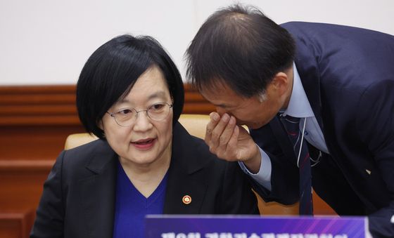 대화하는 한성숙 장관과, 김현종 국가안보실 1차장