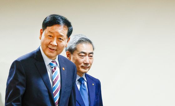 거시경제금융회의 입장하는 구윤철·신현송